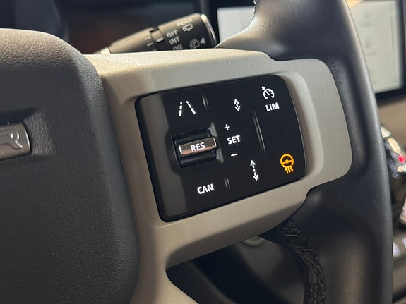 Land Rover Defender 110 18 of 29