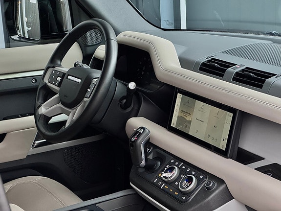 Land Rover Defender 110 20 of 23