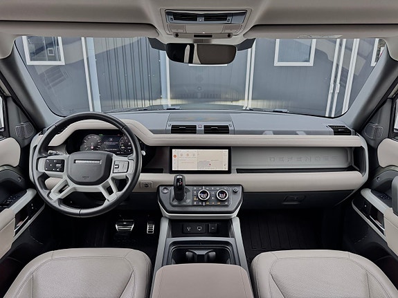 Land Rover Defender 110 12 of 23