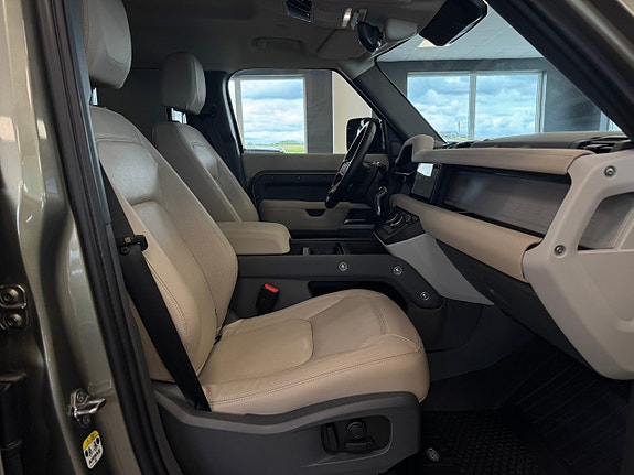 Land Rover Defender 110 21 of 29
