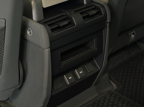 Land Rover Defender 110 25 of 29