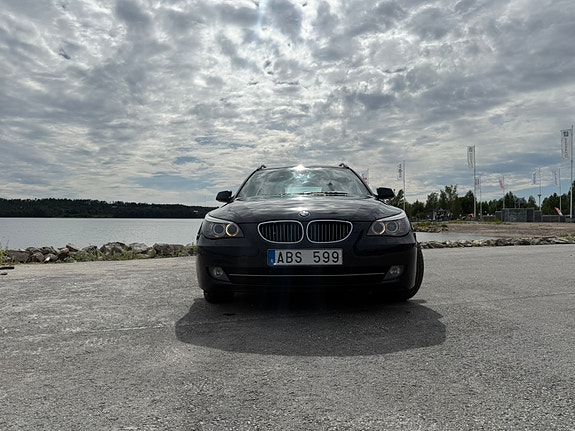 BMW 523i 2 of 5