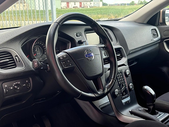 Volvo V40 8 of 24