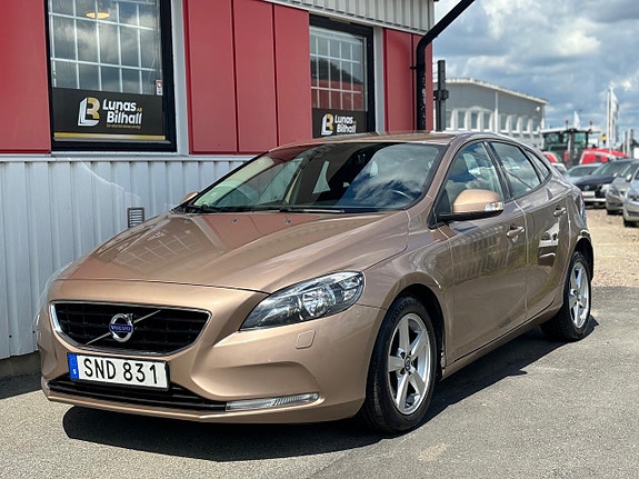 Volvo V40 2 of 24