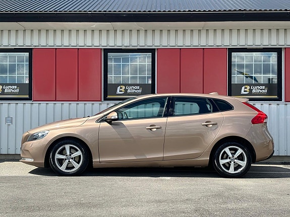 Volvo V40 3 of 24