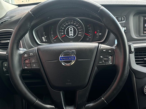 Volvo V40 12 of 24