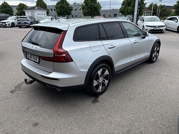 Volvo V60 Cross Country 6 of 13