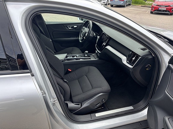 Volvo V60 Cross Country 7 of 13