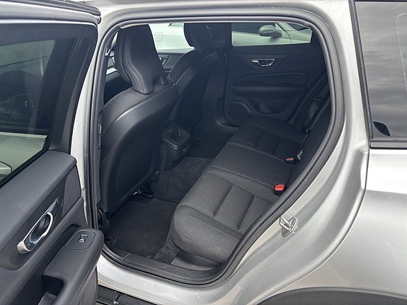 Volvo V60 Cross Country 8 of 13