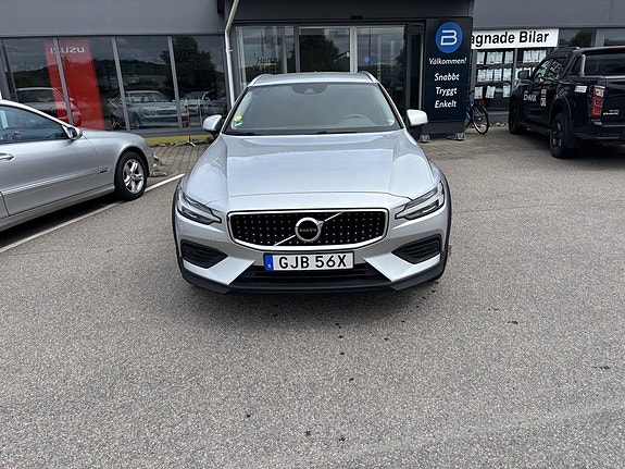 Volvo V60 Cross Country 2 of 5
