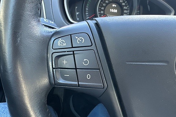 Volvo V40 Cross Country 12 of 16