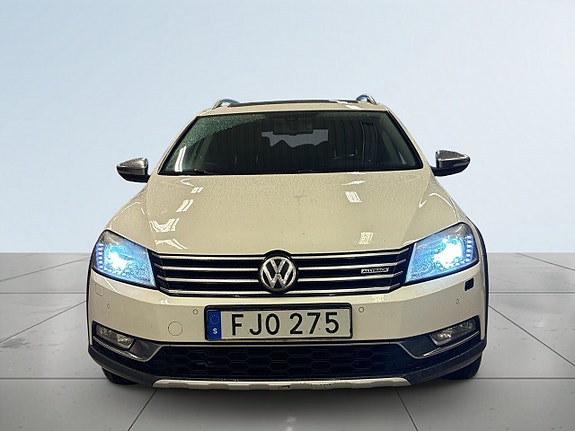 Volkswagen Passat Alltrack 2 of 5