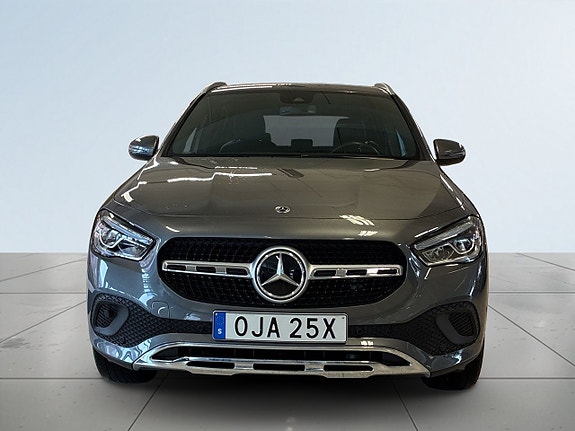 Mercedes-Benz GLA200 d 2 of 5