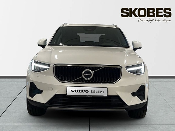 Volvo XC40 2 of 5