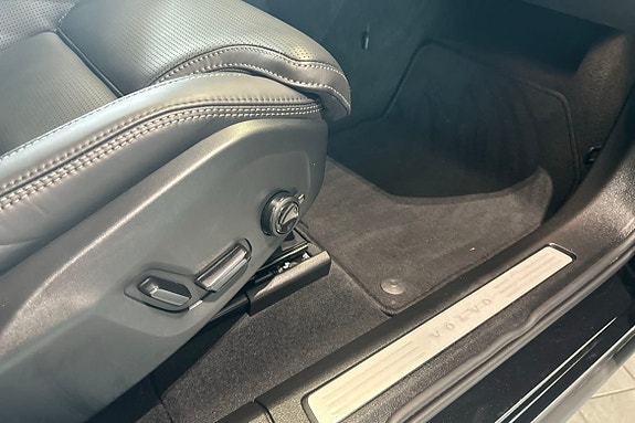 Volvo XC60 12 of 30