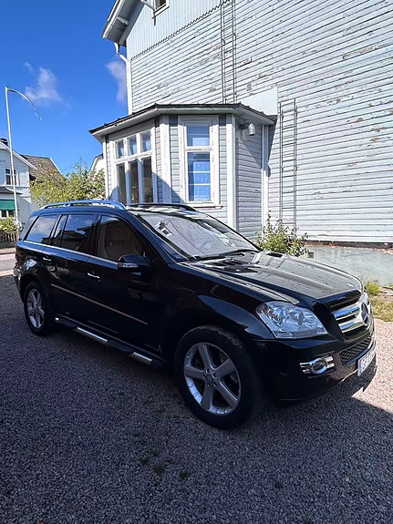 Mercedes-Benz GL420 2 of 3