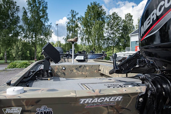 Tracker Grizzly 1654 Sportsman Mercury F40 3 of 12