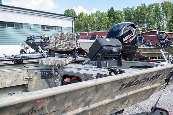 Tracker Grizzly 1654 Sportsman Mercury F40 5 of 12