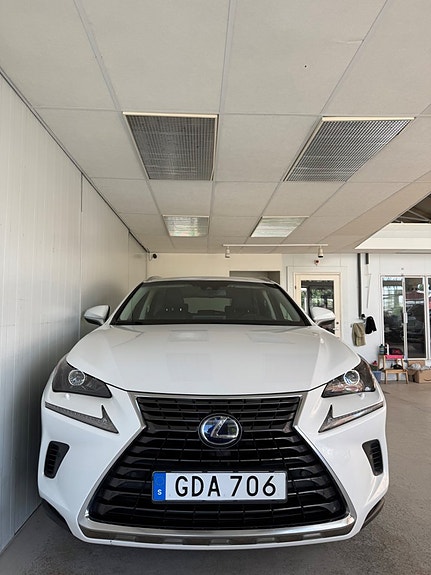 Lexus NX300h 8 of 9
