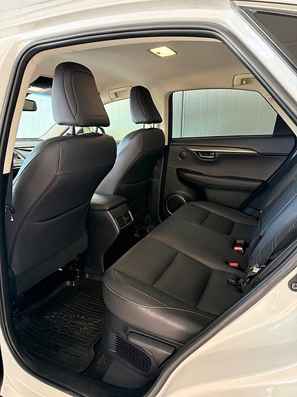 Lexus NX300h 7 of 9