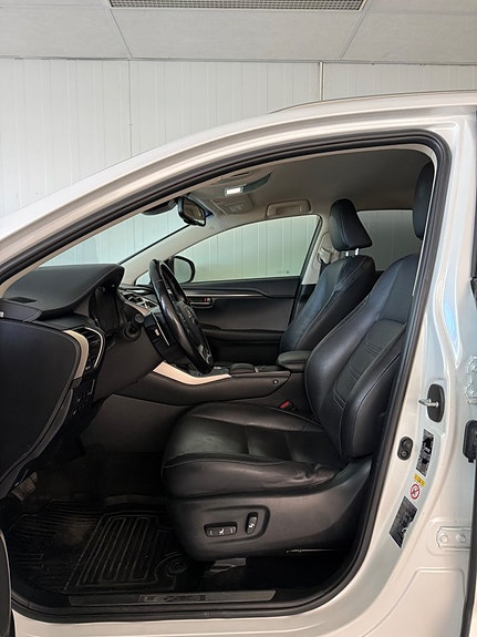 Lexus NX300h 6 of 9