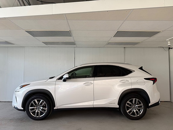 Lexus NX300h 2 of 5