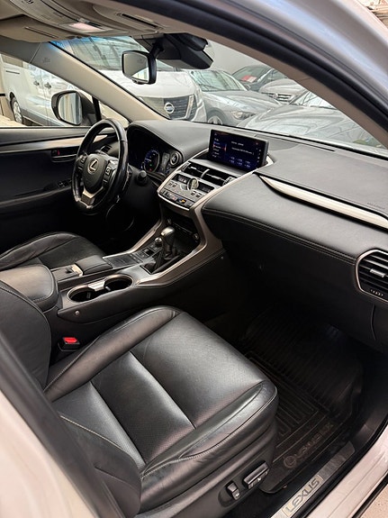 Lexus NX300h 5 of 5