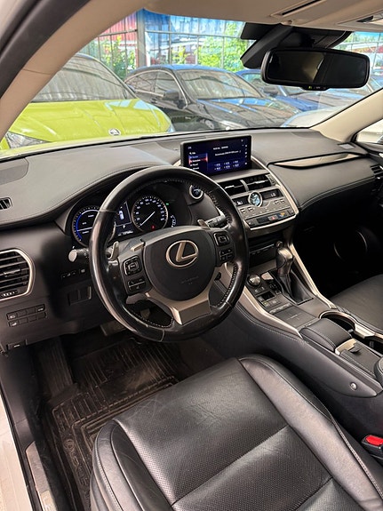 Lexus NX300h 4 of 5