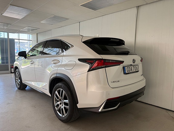 Lexus NX300h 3 of 5