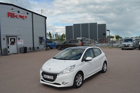 Peugeot 208 2 of 5