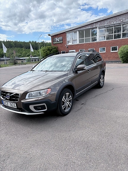 Volvo XC70 2 of 3