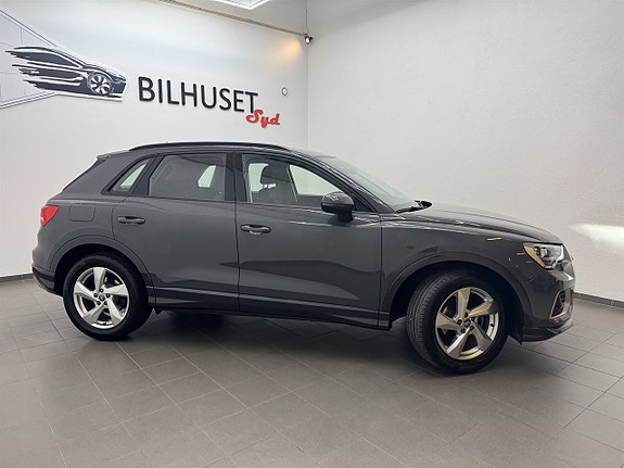 Audi Q3 2 of 5