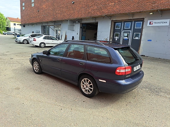 Volvo V40 3 of 5