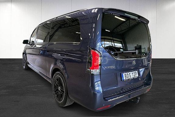 Mercedes-Benz V300 3 of 5