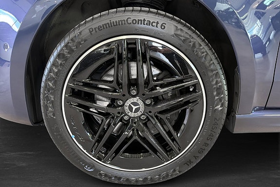Mercedes-Benz V300 5 of 5