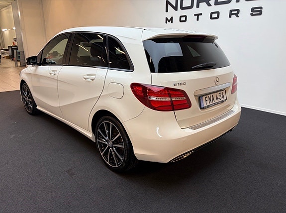 Mercedes-Benz B180 3 of 5