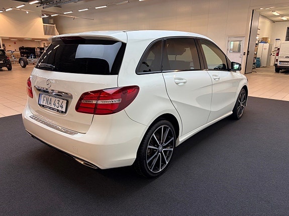 Mercedes-Benz B180 4 of 5