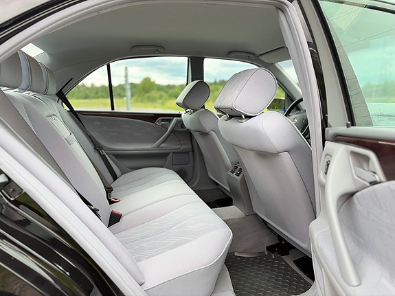 Mercedes-Benz E200 10 of 14