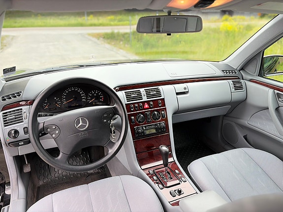 Mercedes-Benz E200 11 of 14