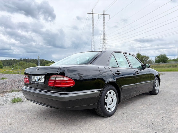 Mercedes-Benz E200 4 of 5