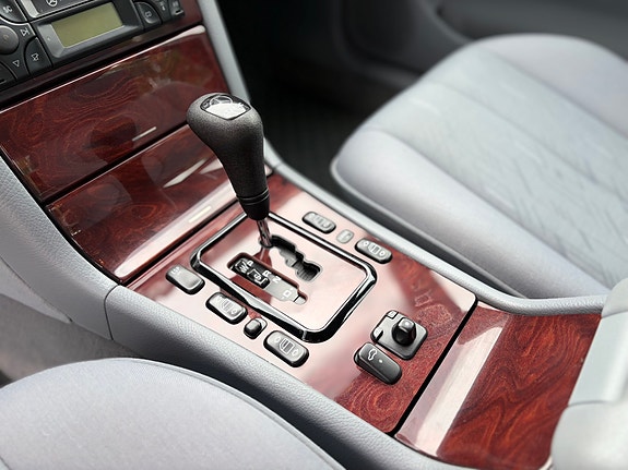 Mercedes-Benz E200 7 of 14