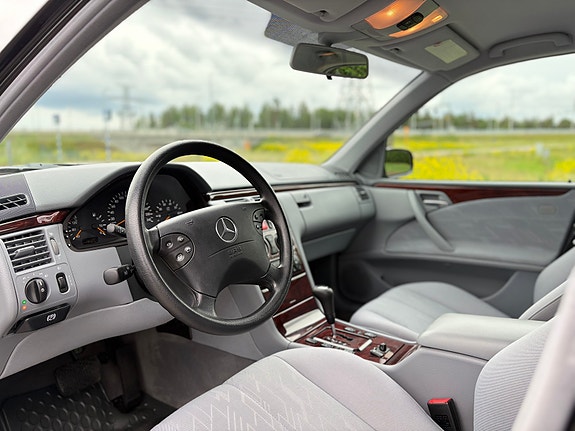 Mercedes-Benz E200 6 of 14