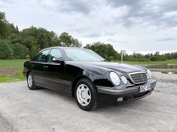 Mercedes-Benz E200 3 of 5