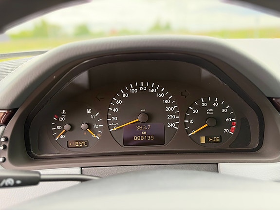 Mercedes-Benz E200 8 of 14