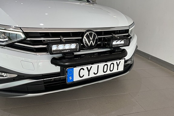 Volkswagen Passat Alltrack 2 of 5