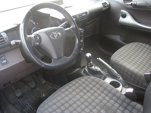 Toyota IQ 7 of 10