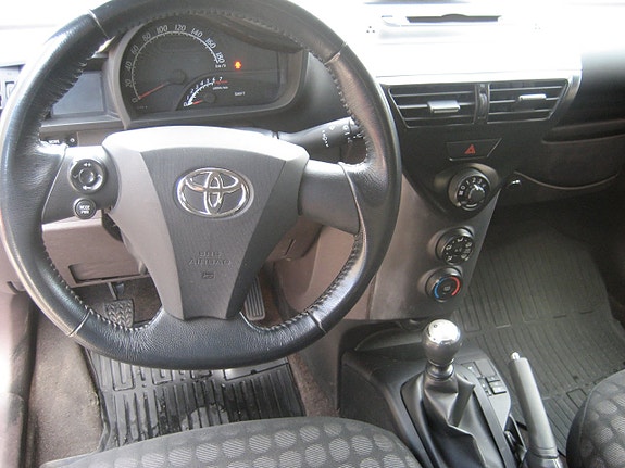 Toyota IQ 9 of 10