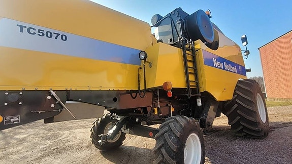 New Holland TC 5070 RS 3 of 5