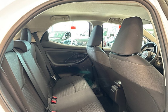 Toyota Yaris 7 of 18