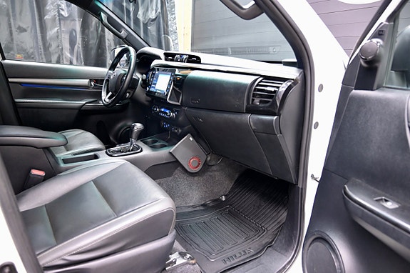 Toyota HiLux 10 of 25